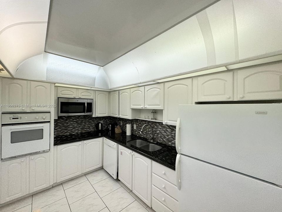 待售: $430,000 (1 贝兹, 1 浴室, 874 平方英尺)