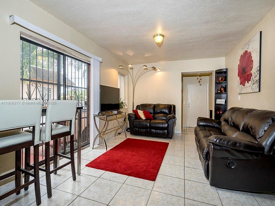 出租: $1,975 (2 贝兹, 1 浴室, 950 平方英尺)