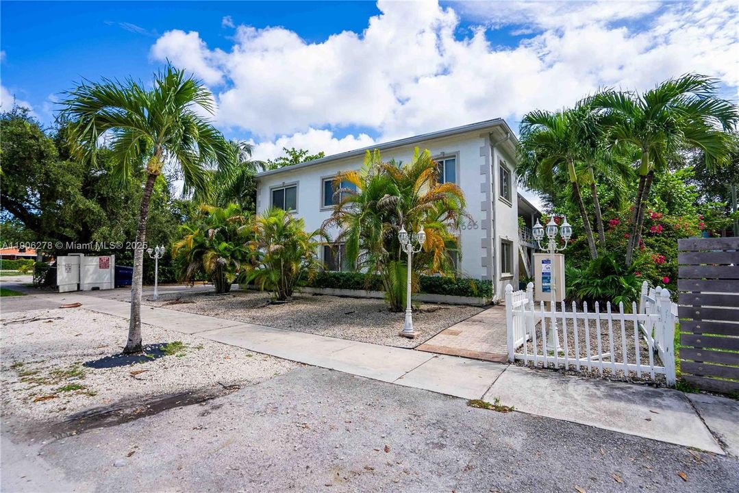 最近租的: $1,750 (1 贝兹, 1 浴室, 550 平方英尺)