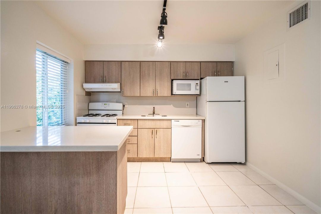 最近租的: $1,750 (1 贝兹, 1 浴室, 550 平方英尺)