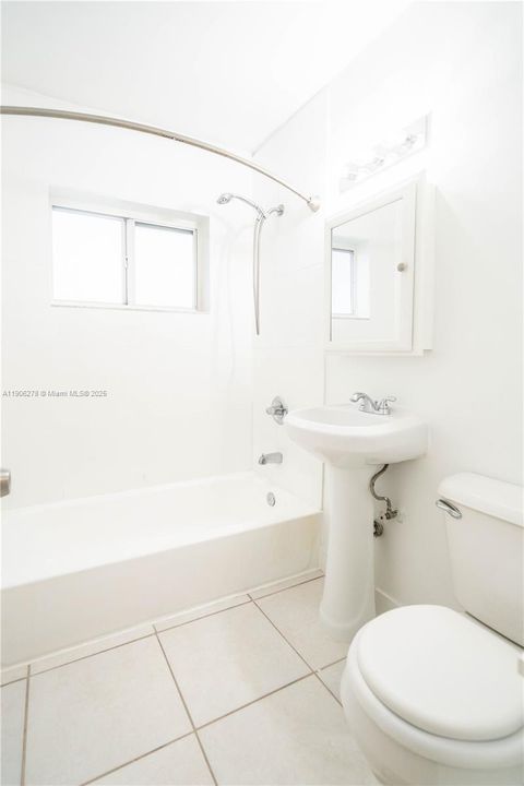 最近租的: $1,750 (1 贝兹, 1 浴室, 550 平方英尺)