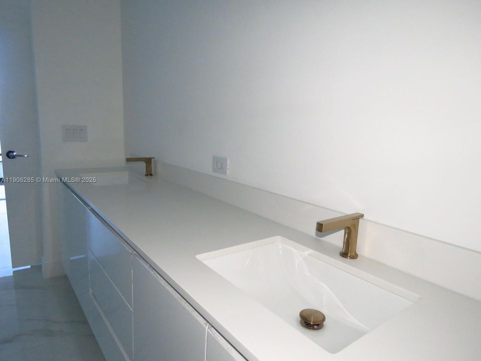 Под контрактом: $10,000 (2 спален, 3 ванн, 0 Квадратных фут)