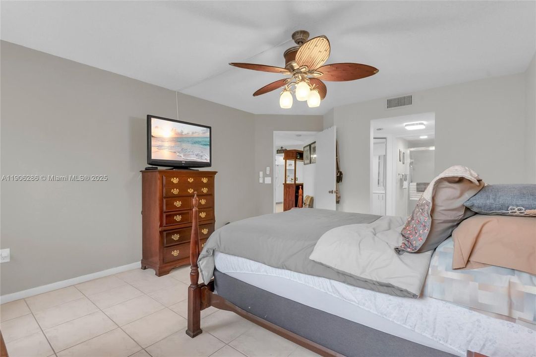 For Sale: $269,500 (2 beds, 2 baths, 1364 Square Feet)