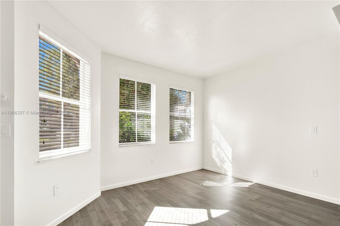sitting area in family room front window
