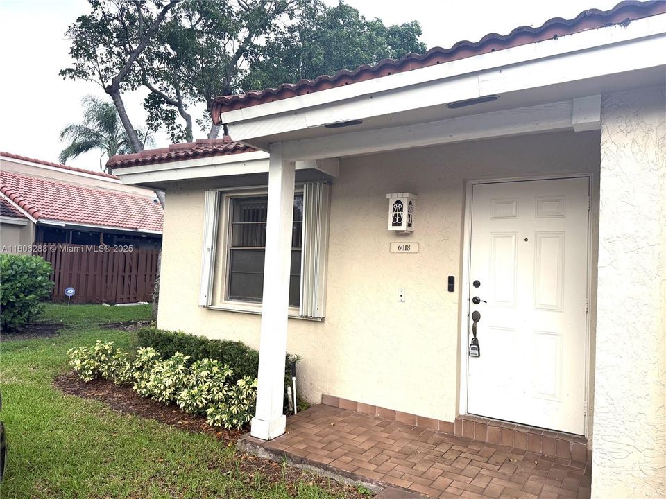 For Sale: $390,000 (2 beds, 2 baths, 932 Square Feet)