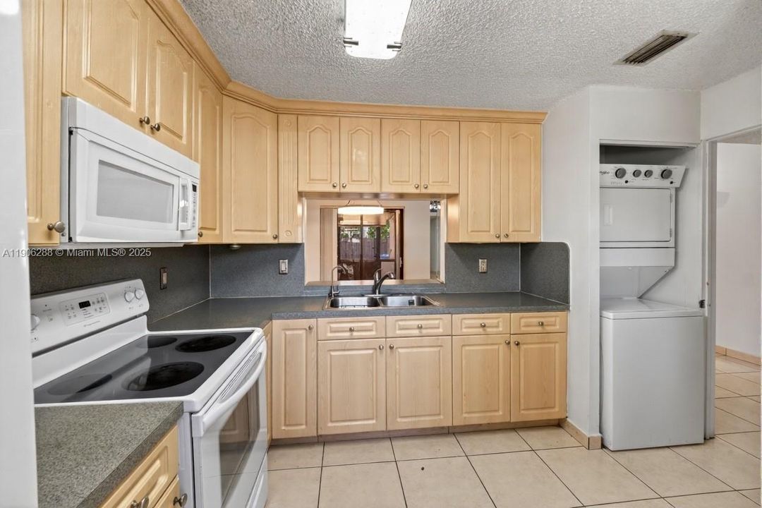 For Sale: $390,000 (2 beds, 2 baths, 932 Square Feet)