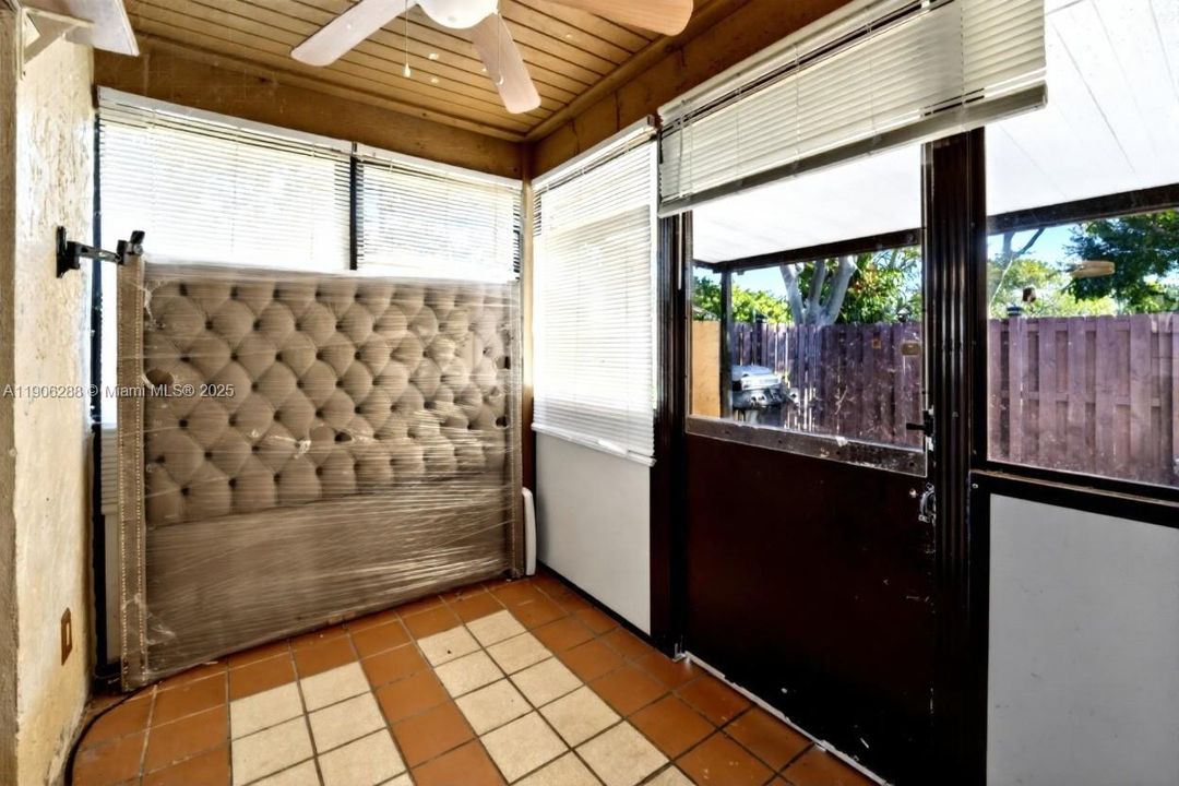 For Sale: $390,000 (2 beds, 2 baths, 932 Square Feet)