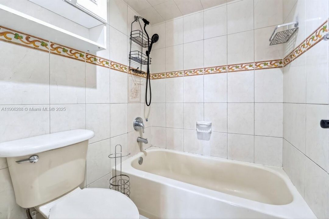 For Sale: $390,000 (2 beds, 2 baths, 932 Square Feet)