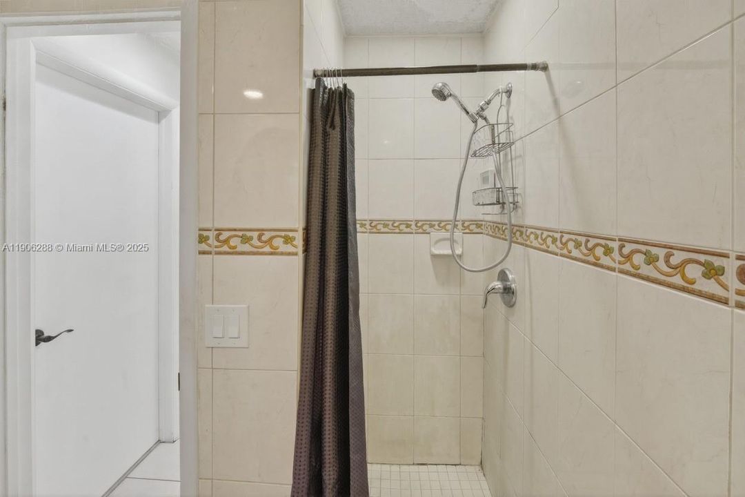 For Sale: $390,000 (2 beds, 2 baths, 932 Square Feet)