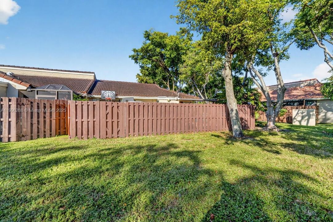 For Sale: $390,000 (2 beds, 2 baths, 932 Square Feet)