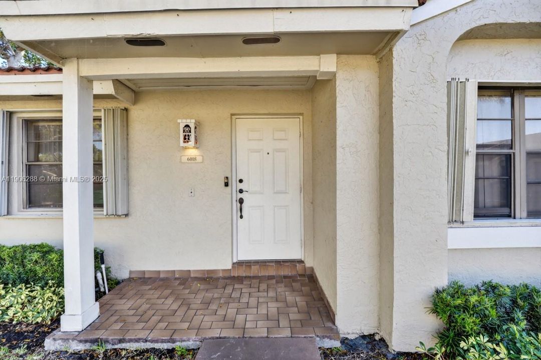 For Sale: $390,000 (2 beds, 2 baths, 932 Square Feet)