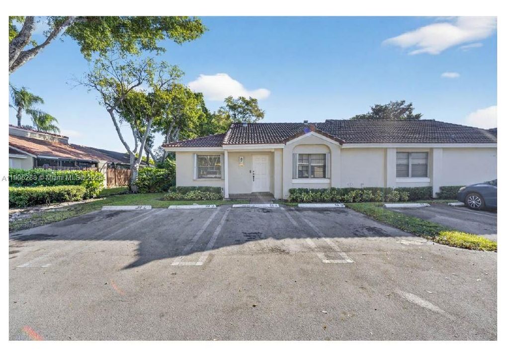 For Sale: $390,000 (2 beds, 2 baths, 932 Square Feet)