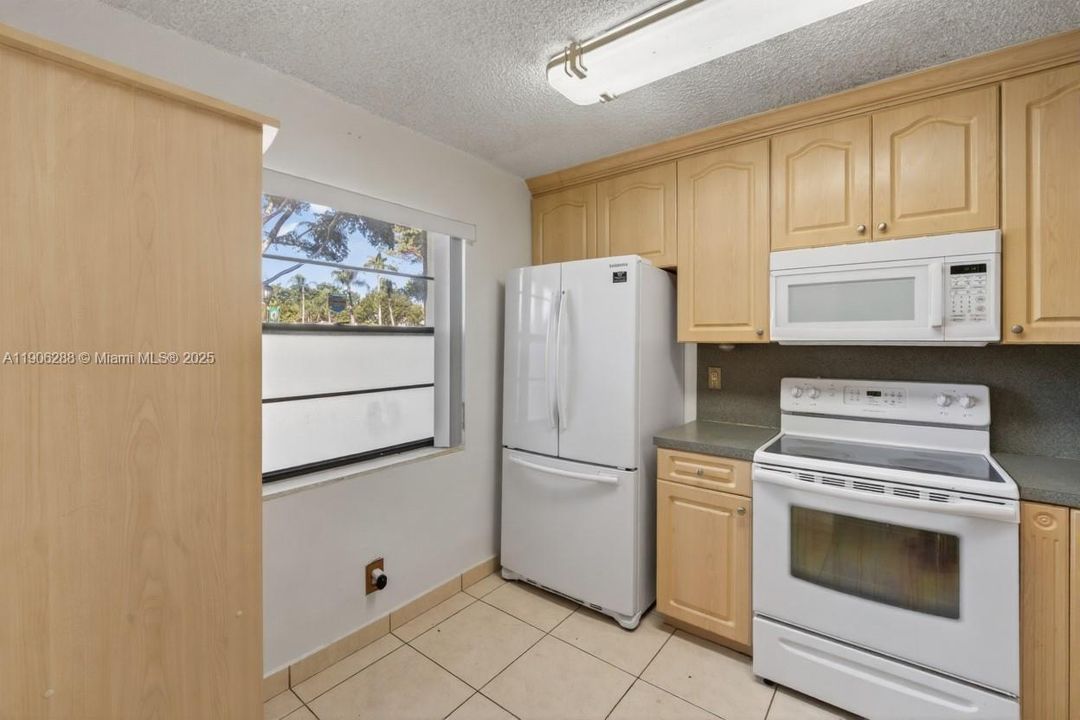For Sale: $390,000 (2 beds, 2 baths, 932 Square Feet)