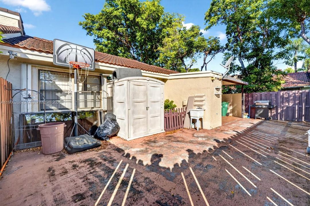 For Sale: $390,000 (2 beds, 2 baths, 932 Square Feet)