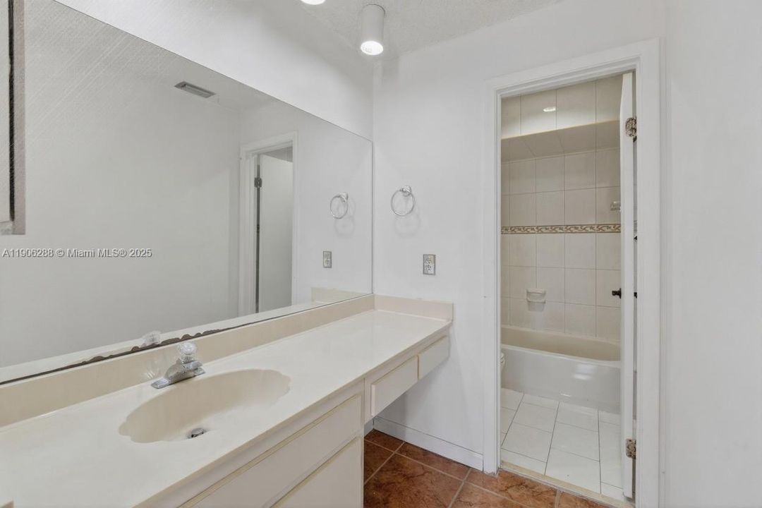 For Sale: $390,000 (2 beds, 2 baths, 932 Square Feet)