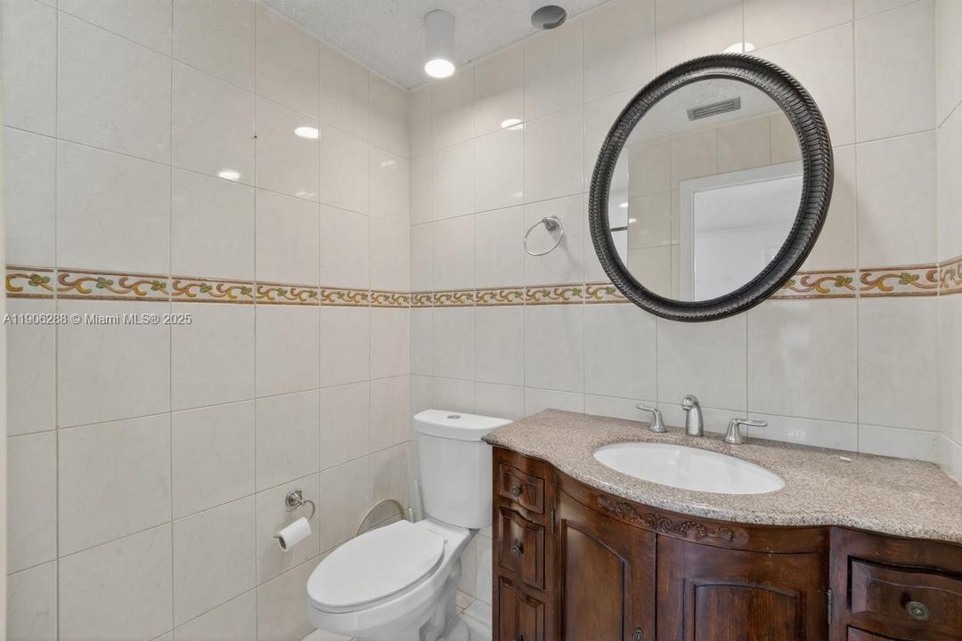 For Sale: $390,000 (2 beds, 2 baths, 932 Square Feet)