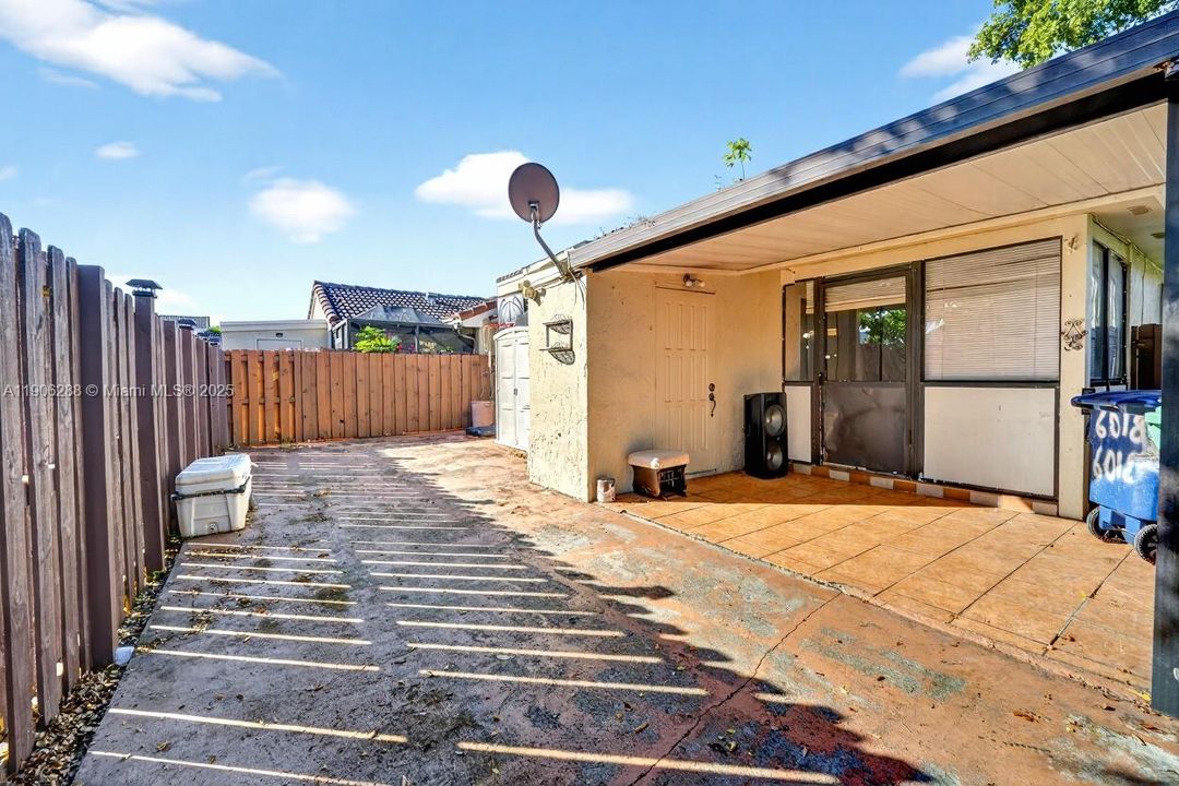 For Sale: $390,000 (2 beds, 2 baths, 932 Square Feet)