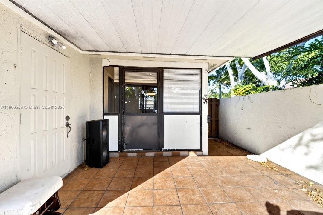 For Sale: $390,000 (2 beds, 2 baths, 932 Square Feet)