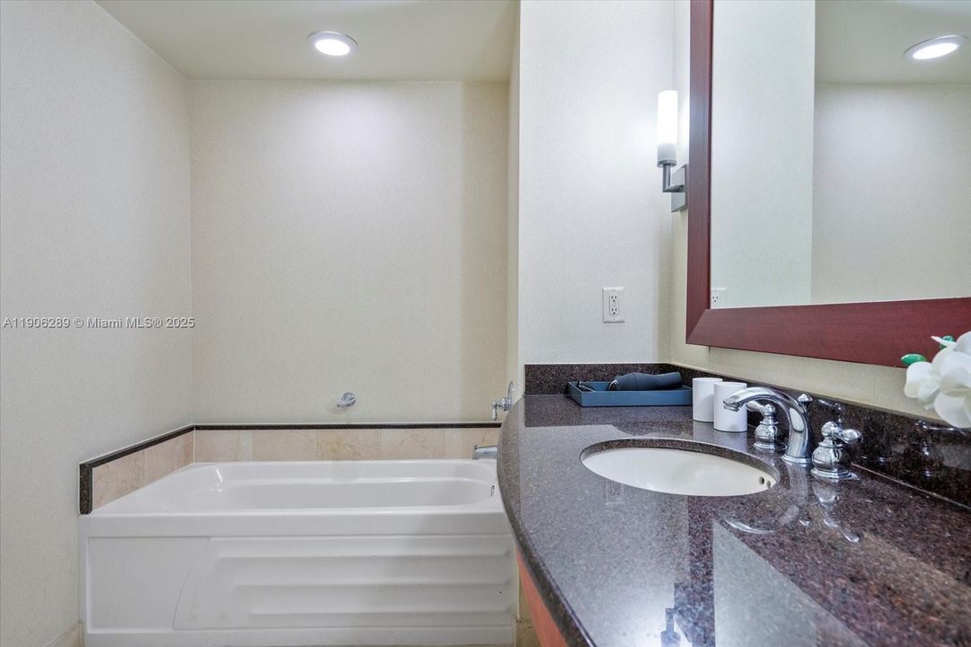 Active With Contract: $250,000 (0 beds, 1 baths, 664 Square Feet)