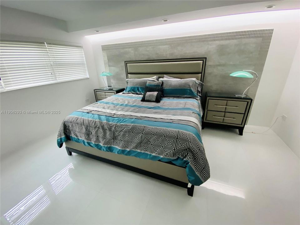 出租: $3,500 (2 贝兹, 2 浴室, 940 平方英尺)