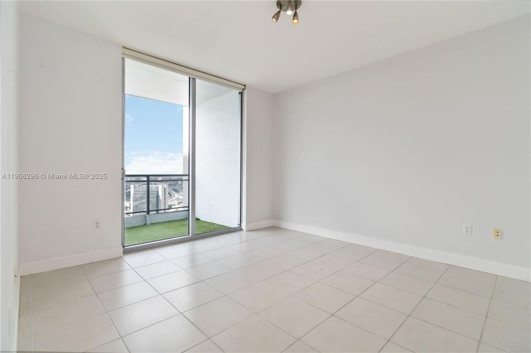 合同活跃: $3,600 (2 贝兹, 2 浴室, 1079 平方英尺)