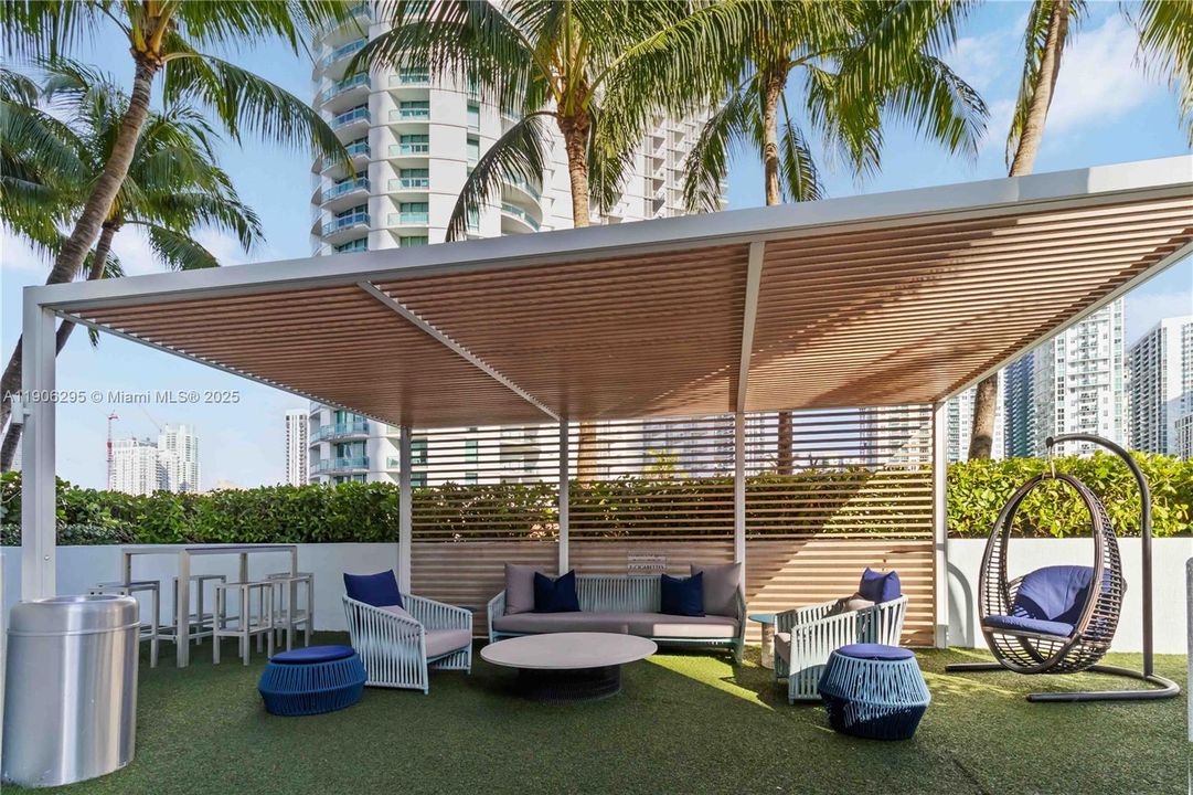 合同活跃: $3,600 (2 贝兹, 2 浴室, 1079 平方英尺)