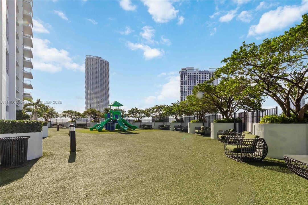 合同活跃: $3,600 (2 贝兹, 2 浴室, 1079 平方英尺)