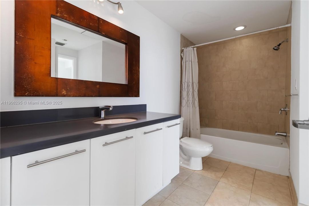 合同活跃: $3,600 (2 贝兹, 2 浴室, 1079 平方英尺)