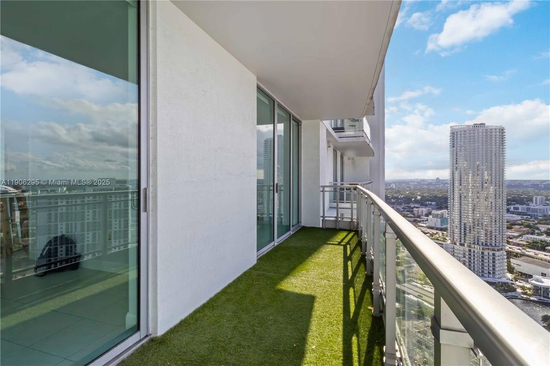 合同活跃: $3,600 (2 贝兹, 2 浴室, 1079 平方英尺)