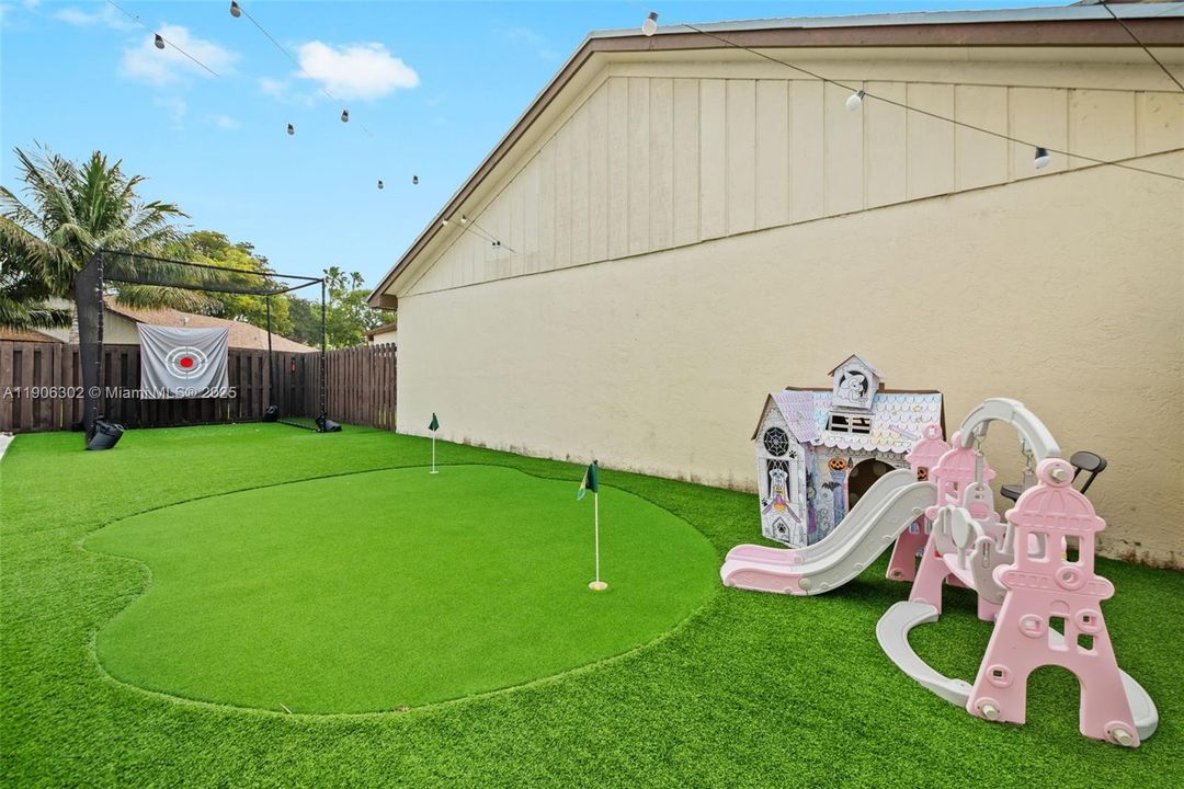 For Sale: $599,999 (3 beds, 3 baths, 1406 Square Feet)