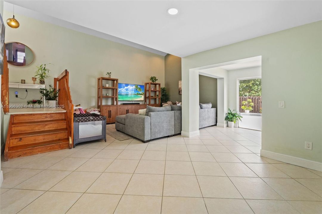 For Sale: $599,999 (3 beds, 3 baths, 1406 Square Feet)