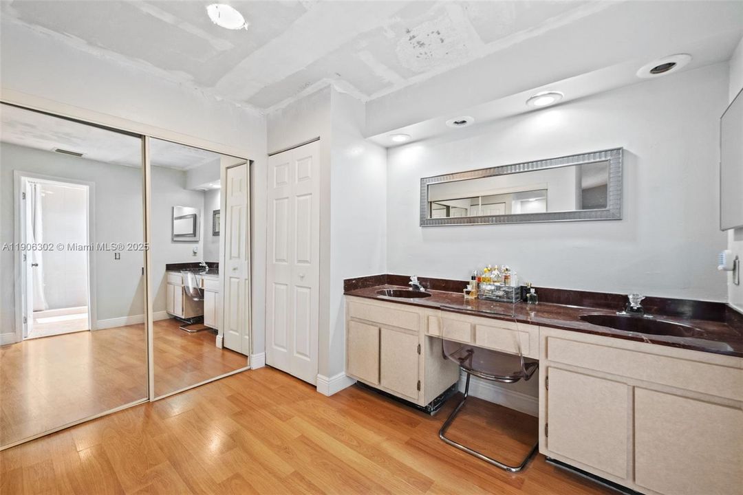 For Sale: $599,999 (3 beds, 3 baths, 1406 Square Feet)