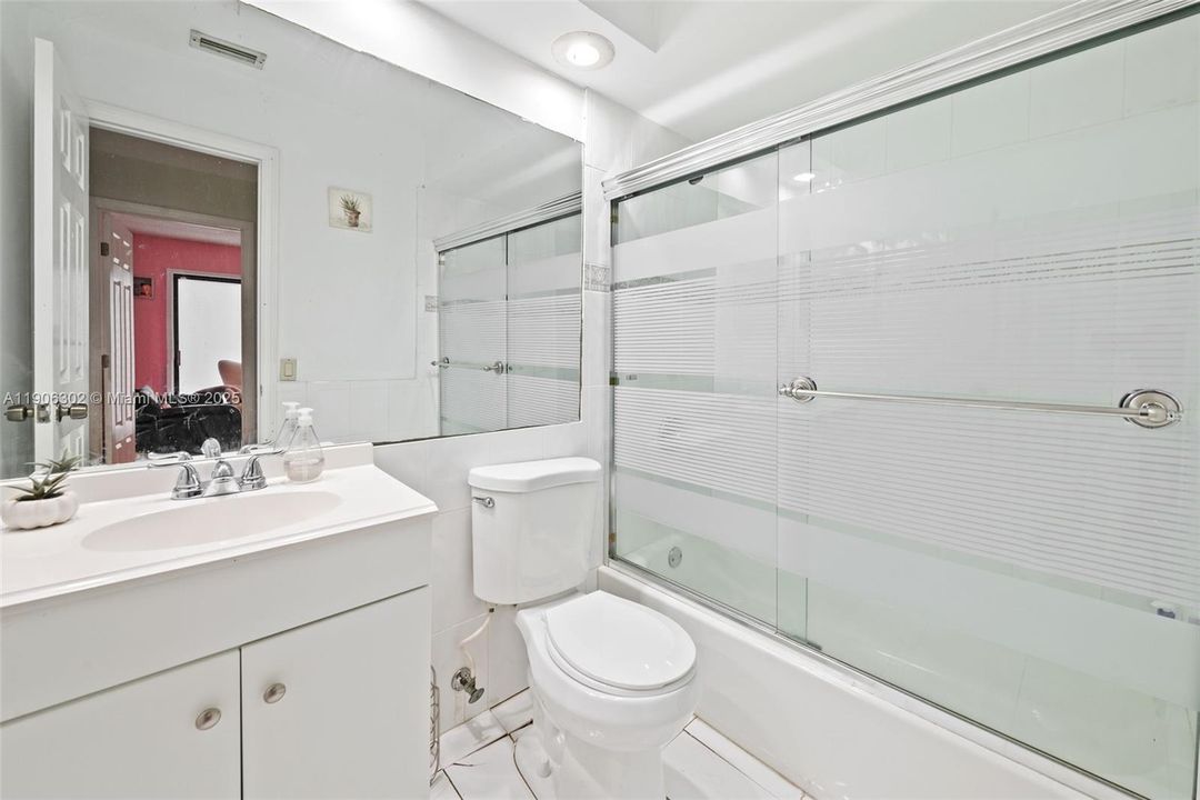 For Sale: $599,999 (3 beds, 3 baths, 1406 Square Feet)