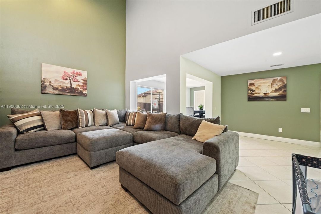 For Sale: $599,999 (3 beds, 3 baths, 1406 Square Feet)