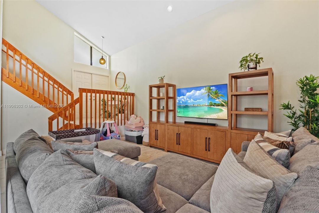 For Sale: $599,999 (3 beds, 3 baths, 1406 Square Feet)