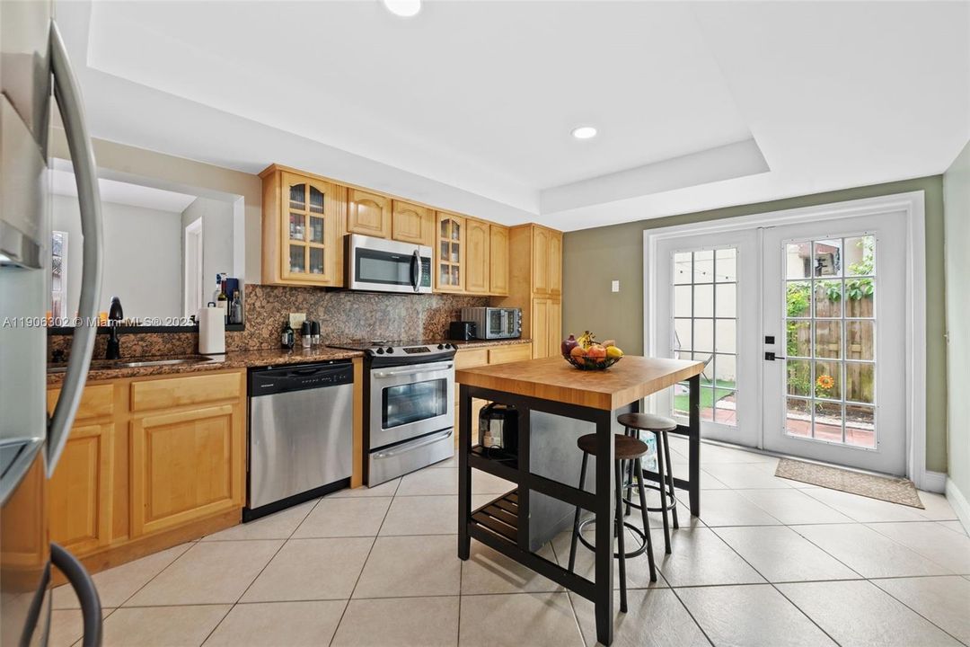 For Sale: $599,999 (3 beds, 3 baths, 1406 Square Feet)