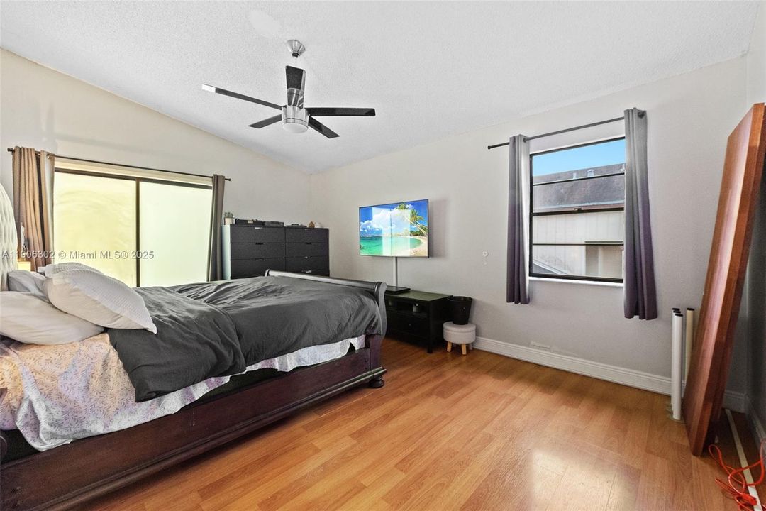 For Sale: $599,999 (3 beds, 3 baths, 1406 Square Feet)