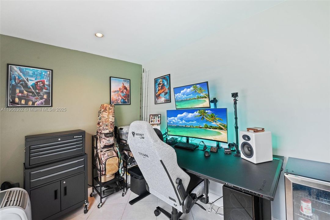 For Sale: $599,999 (3 beds, 3 baths, 1406 Square Feet)