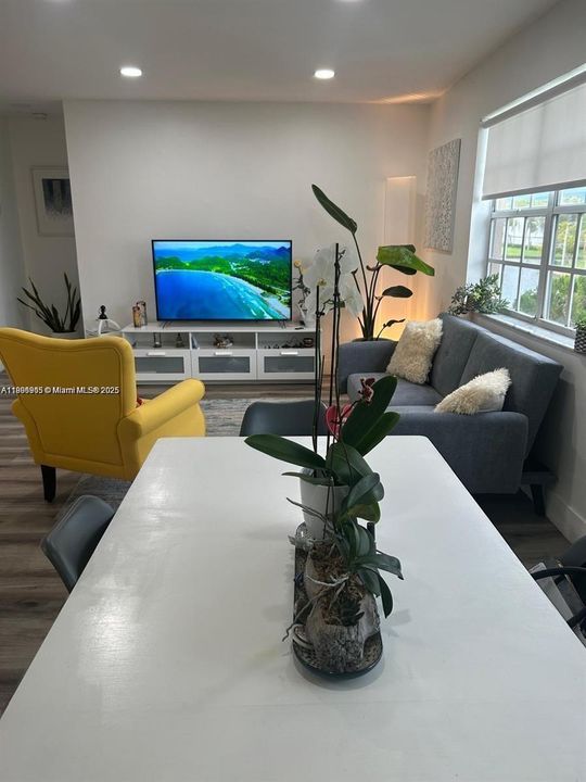 Activo con contrato: $240,000 (2 camas, 2 baños, 985 Pies cuadrados)