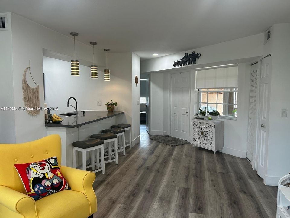 Activo con contrato: $240,000 (2 camas, 2 baños, 985 Pies cuadrados)