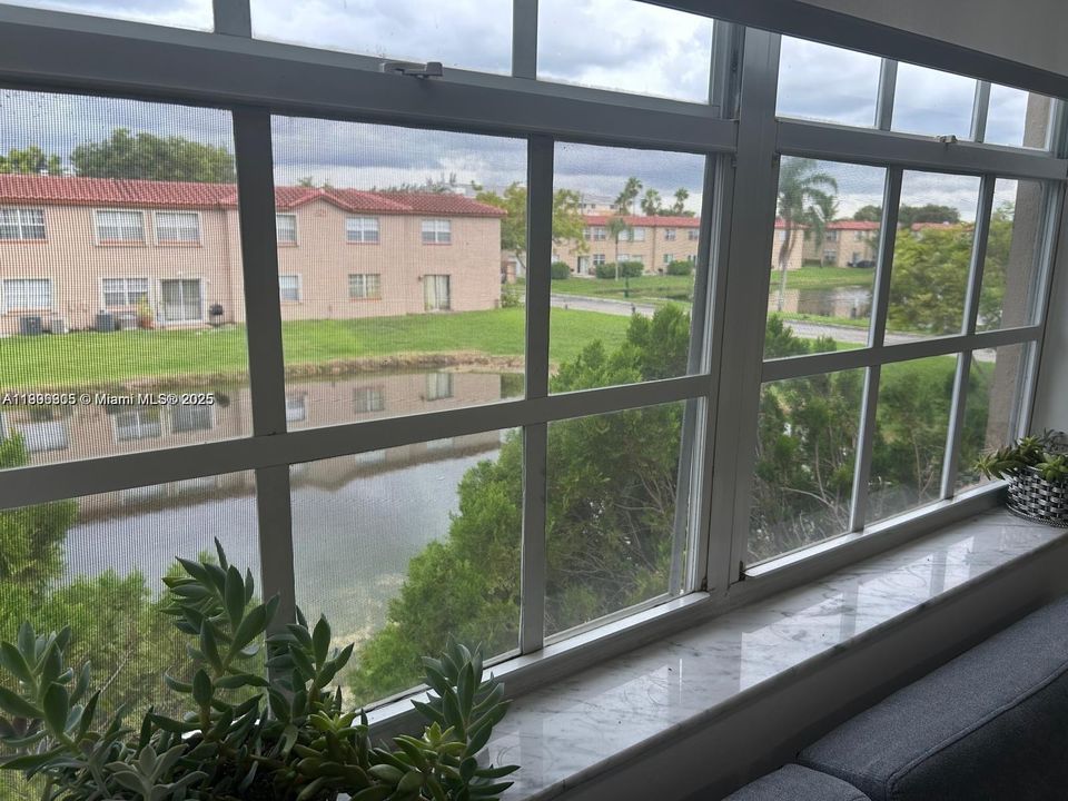 Activo con contrato: $240,000 (2 camas, 2 baños, 985 Pies cuadrados)