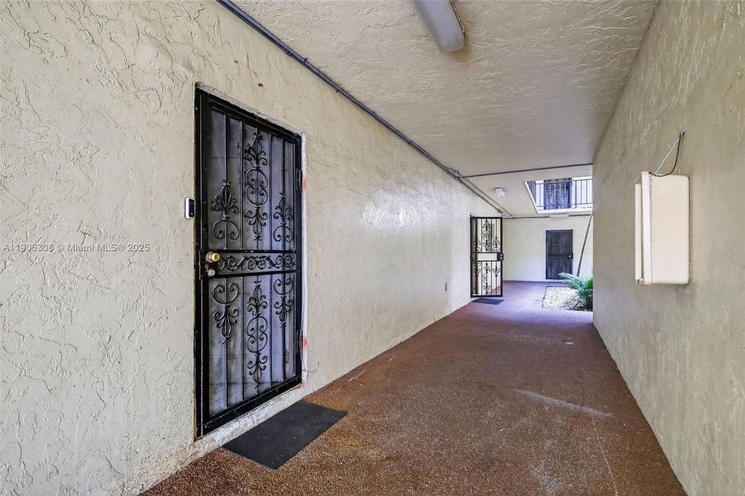 For Sale: $180,000 (2 beds, 2 baths, 1046 Square Feet)