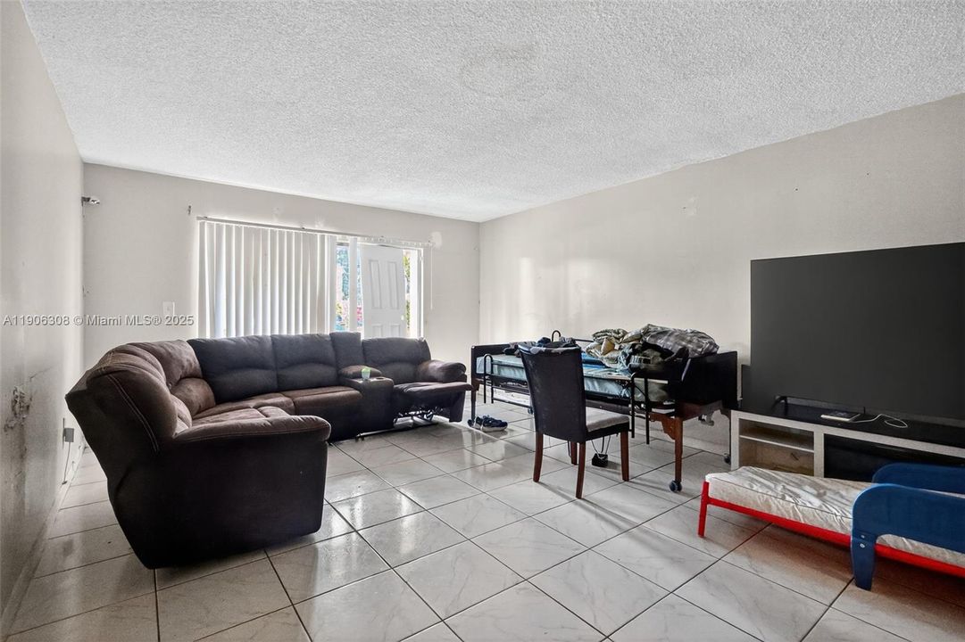 For Sale: $180,000 (2 beds, 2 baths, 1046 Square Feet)