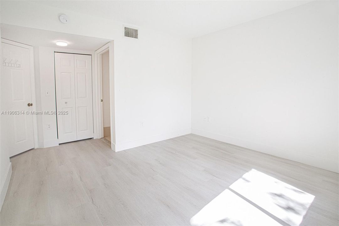 Active With Contract: $269,000 (2 beds, 2 baths, 970 Square Feet)