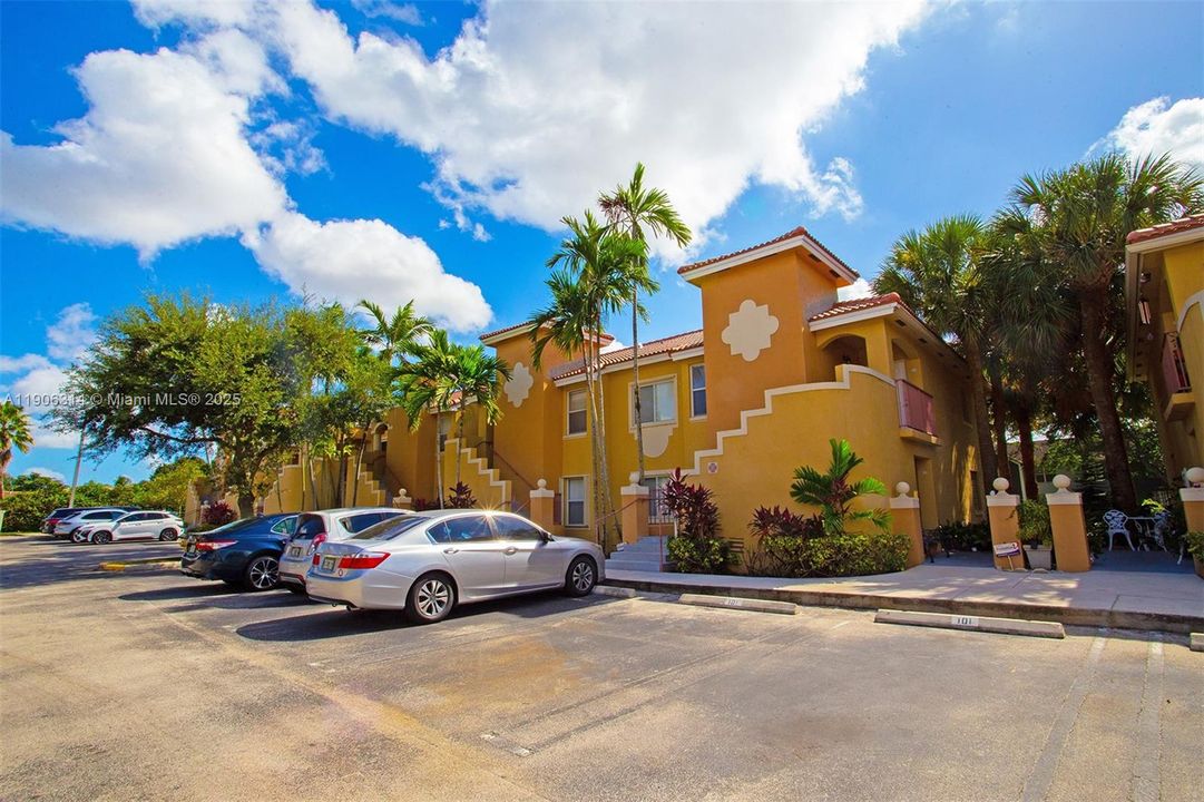 Active With Contract: $269,000 (2 beds, 2 baths, 970 Square Feet)