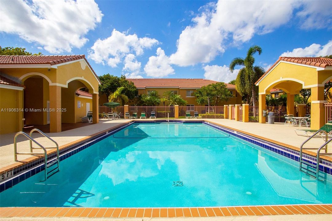 Active With Contract: $269,000 (2 beds, 2 baths, 970 Square Feet)