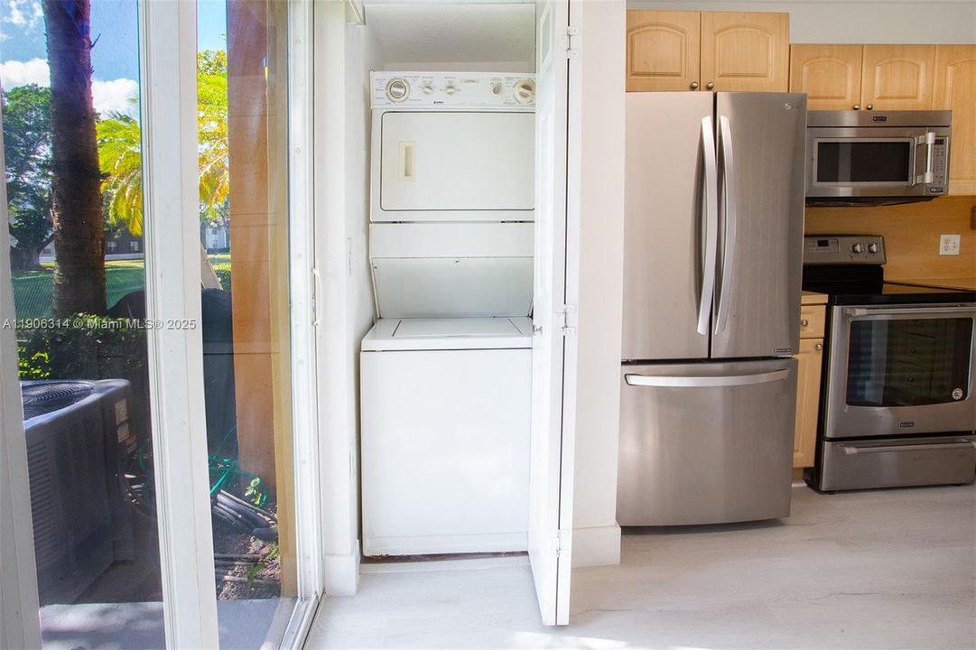 Active With Contract: $269,000 (2 beds, 2 baths, 970 Square Feet)