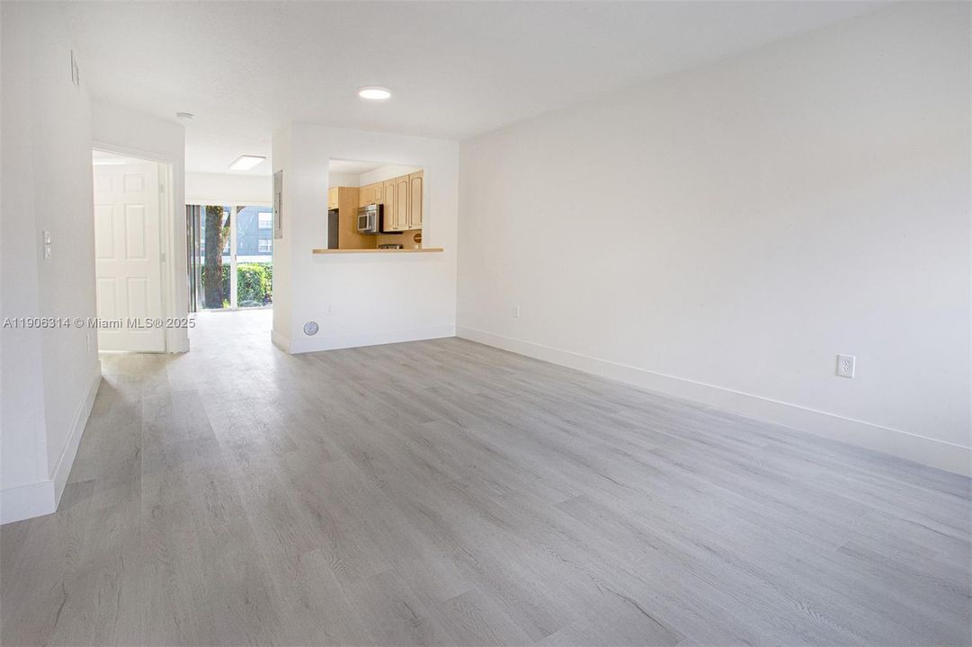 Active With Contract: $269,000 (2 beds, 2 baths, 970 Square Feet)