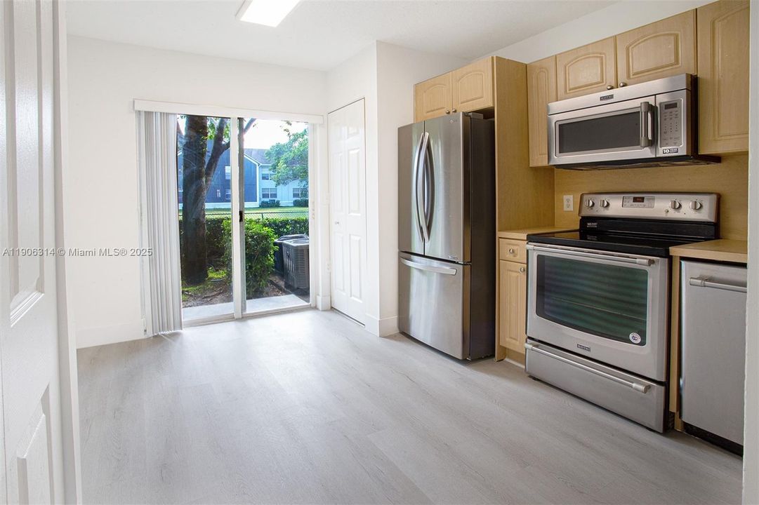 Active With Contract: $269,000 (2 beds, 2 baths, 970 Square Feet)