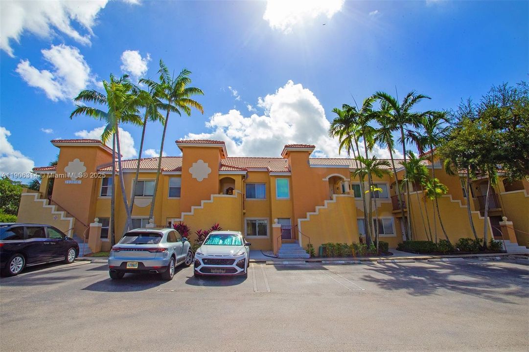 Active With Contract: $269,000 (2 beds, 2 baths, 970 Square Feet)